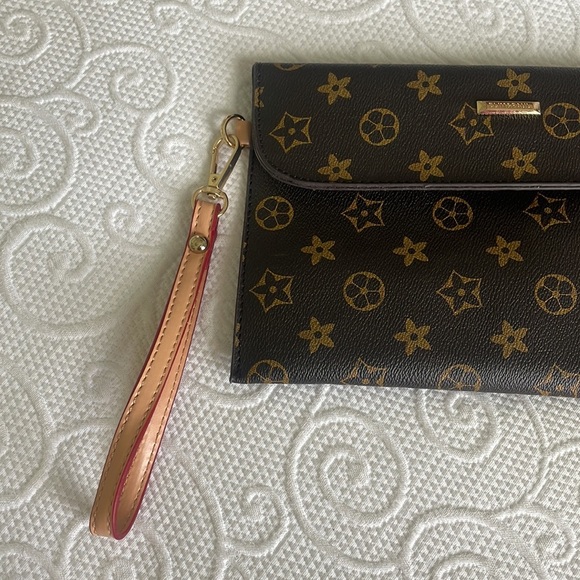 Elim & Paul Patterned Wristlet with Card Case Brown/Gold - Picture 4 of 6